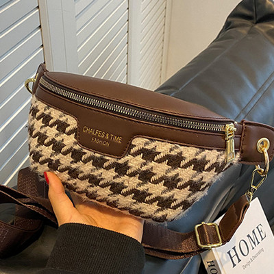 Jauna modeļa rokassomiņa ar rāvējslēdzēju un uzrakstu