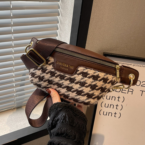 Jauna modeļa rokassomiņa ar rāvējslēdzēju un uzrakstu