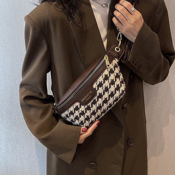 Jauna modeļa rokassomiņa ar rāvējslēdzēju un uzrakstu