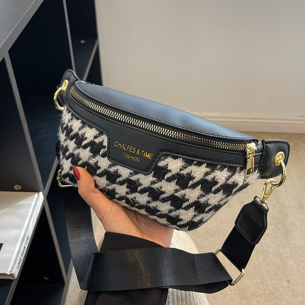 Jauna modeļa rokassomiņa ar rāvējslēdzēju un uzrakstu