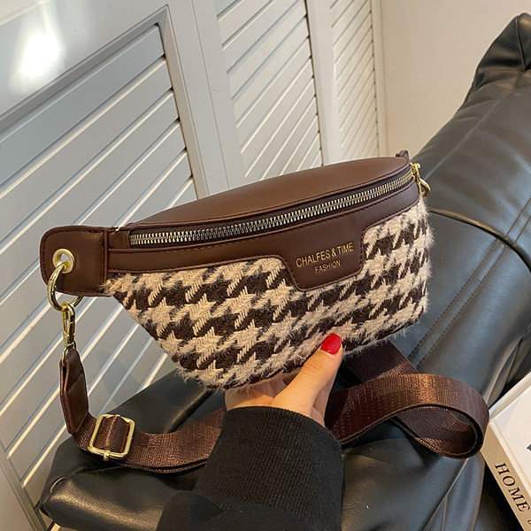 Jauna modeļa rokassomiņa ar rāvējslēdzēju un uzrakstu