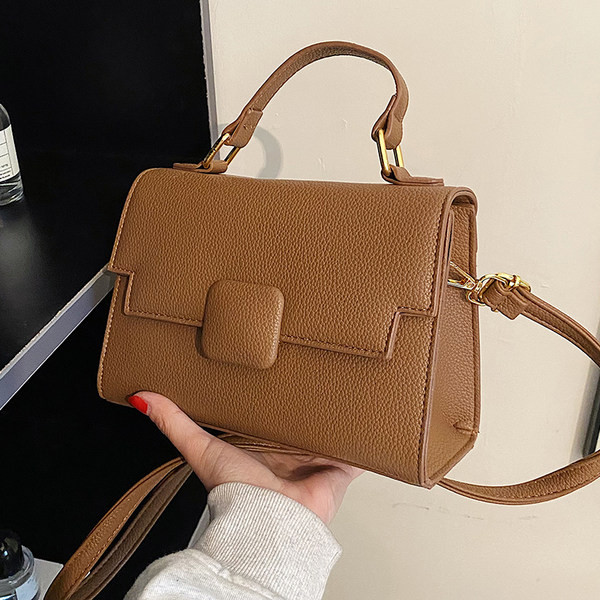 Moderna sieviešu ādas soma ar diviem rokturiem