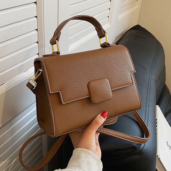 Moderna sieviešu ādas soma ar diviem rokturiem