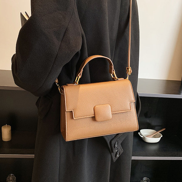 Moderna sieviešu ādas soma ar diviem rokturiem