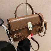 Új modell bőrtáska fém csattal női többféle színben