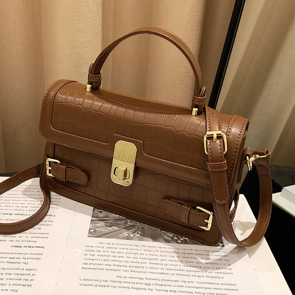 Új modell bőrtáska fém csattal női többféle színben