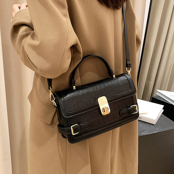 Új modell bőrtáska fém csattal női többféle színben