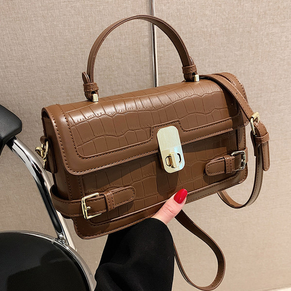 Új modell bőrtáska fém csattal női többféle színben