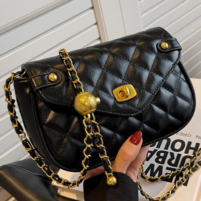 Moteriškas dygsniuotas krepšys su metaliniu užsegimu