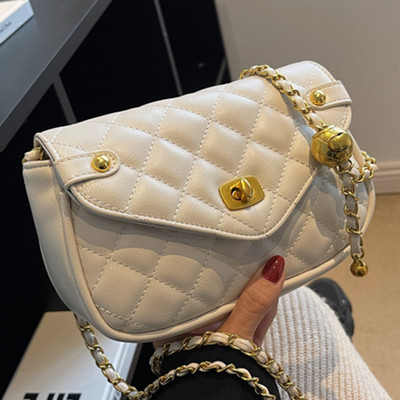 Moteriškas dygsniuotas krepšys su metaliniu užsegimu