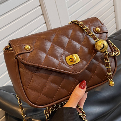 Moteriškas dygsniuotas krepšys su metaliniu užsegimu