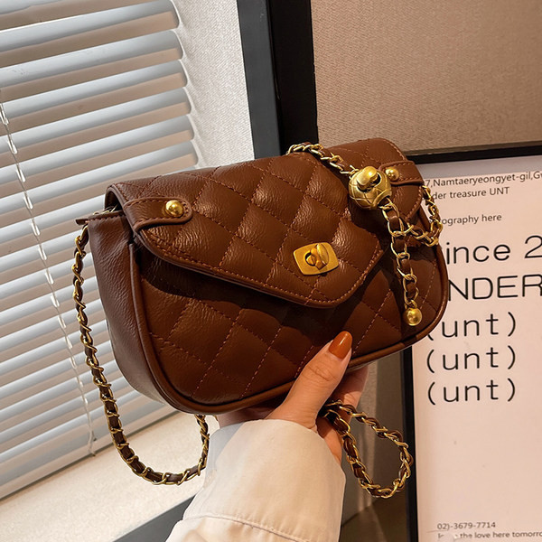 Moteriškas dygsniuotas krepšys su metaliniu užsegimu