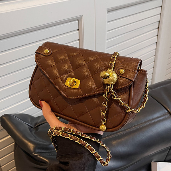 Moteriškas dygsniuotas krepšys su metaliniu užsegimu