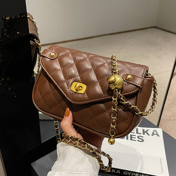 Moteriškas dygsniuotas krepšys su metaliniu užsegimu