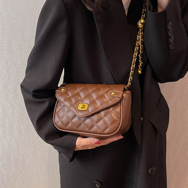 Moteriškas dygsniuotas krepšys su metaliniu užsegimu