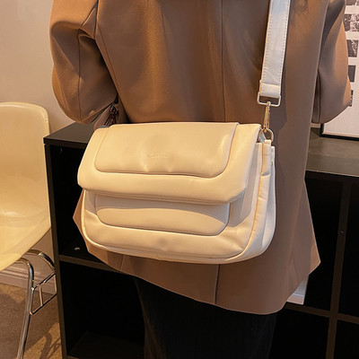 Stilinga rankinė iš dirbtinės odos su ilga rankena