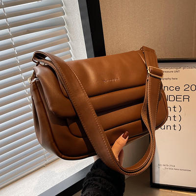 Stilinga rankinė iš dirbtinės odos su ilga rankena