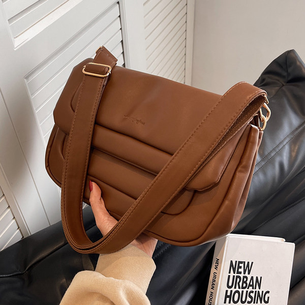 Stilinga rankinė iš dirbtinės odos su ilga rankena