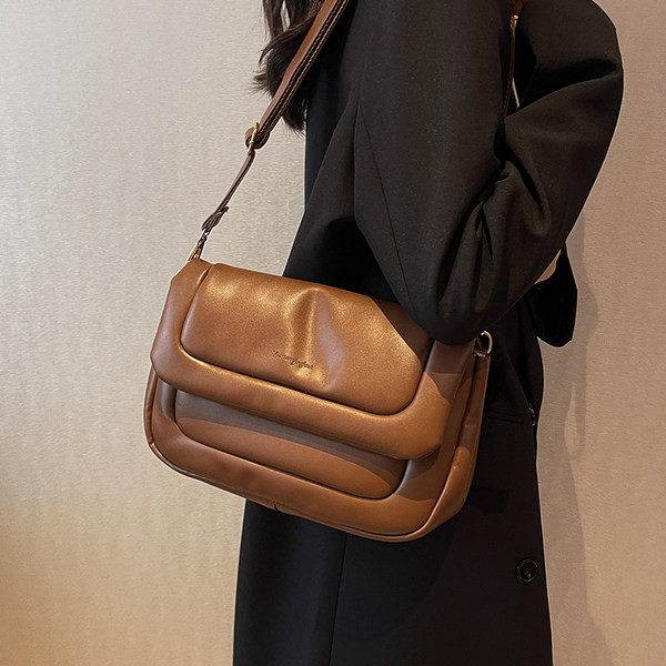 Stilinga rankinė iš dirbtinės odos su ilga rankena