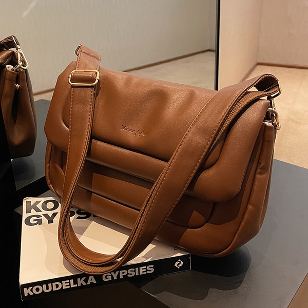 Stilinga rankinė iš dirbtinės odos su ilga rankena