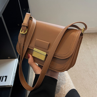 Sieviešu ādas soma - ar metāla aizdari