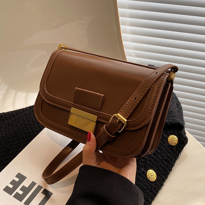 Sieviešu ādas soma - ar metāla aizdari