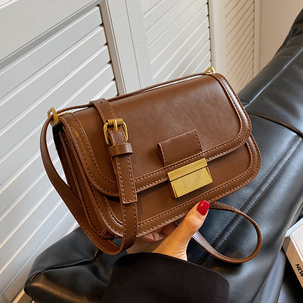 Sieviešu ādas soma - ar metāla aizdari