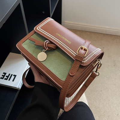 Kézitáska fém medállal és felirattal