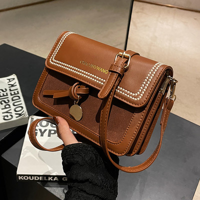 Kézitáska fém medállal és felirattal