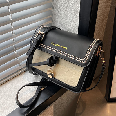 Kézitáska fém medállal és felirattal