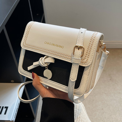 Kézitáska fém medállal és felirattal