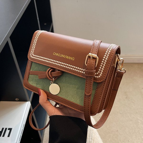 Kézitáska fém medállal és felirattal