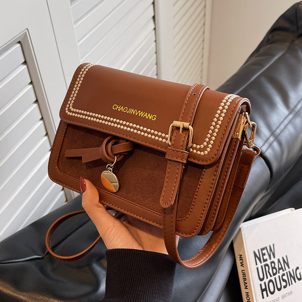 Kézitáska fém medállal és felirattal