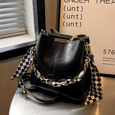 Ādas rokassomiņa ar metāla ķēdīti un šalli jauns modelis