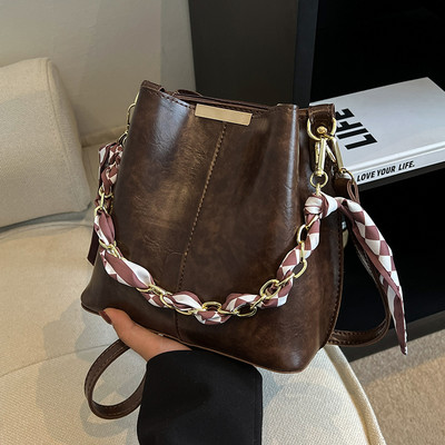 Ādas rokassomiņa ar metāla ķēdīti un šalli jauns modelis