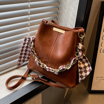 Ādas rokassomiņa ar metāla ķēdīti un šalli jauns modelis