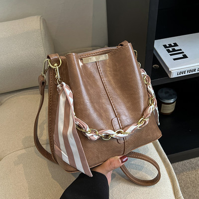 Ādas rokassomiņa ar metāla ķēdīti un šalli jauns modelis