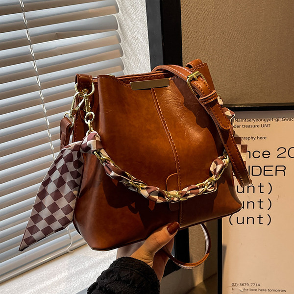 Ādas rokassomiņa ar metāla ķēdīti un šalli jauns modelis