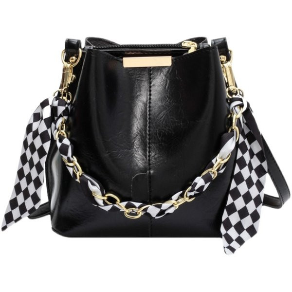 Ādas rokassomiņa ar metāla ķēdīti un šalli jauns modelis