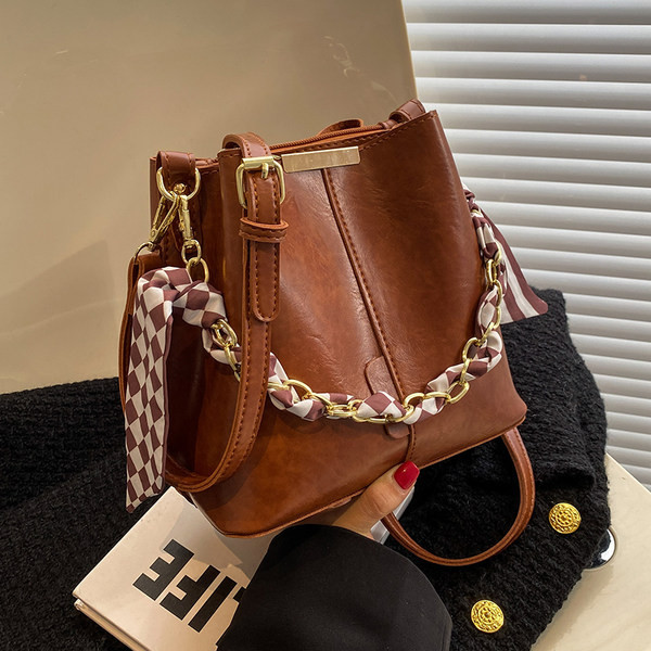 Ādas rokassomiņa ar metāla ķēdīti un šalli jauns modelis