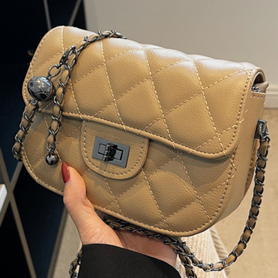 Дамска кожена - чанта с метална дръжка