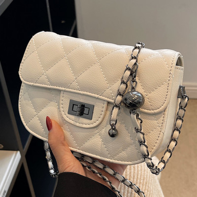 Дамска кожена - чанта с метална дръжка