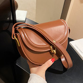 Stílusos női bőr táska fém csattal