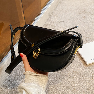 Stílusos női bőr táska fém csattal