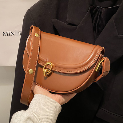 Stílusos női bőr táska fém csattal