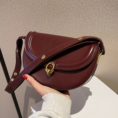 Stílusos női bőr táska fém csattal