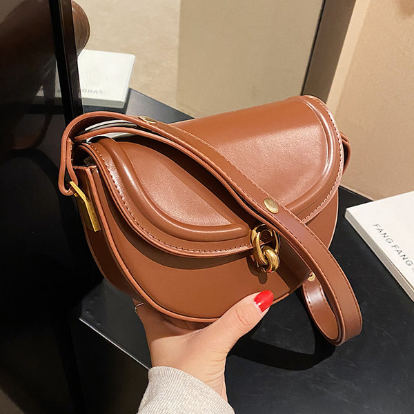 Stílusos női bőr táska fém csattal