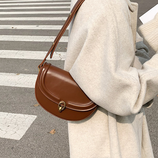 Stílusos női bőr táska fém csattal