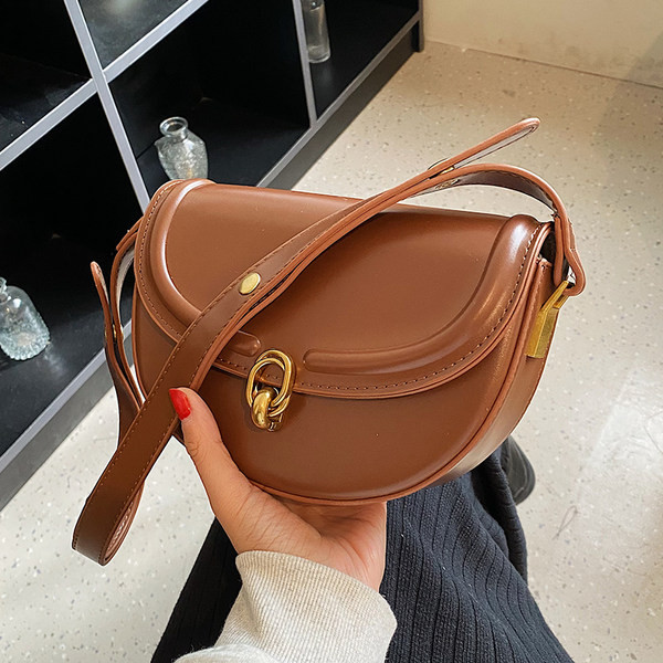 Stílusos női bőr táska fém csattal