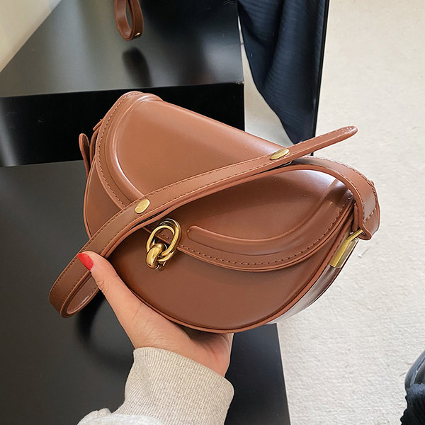 Stílusos női bőr táska fém csattal